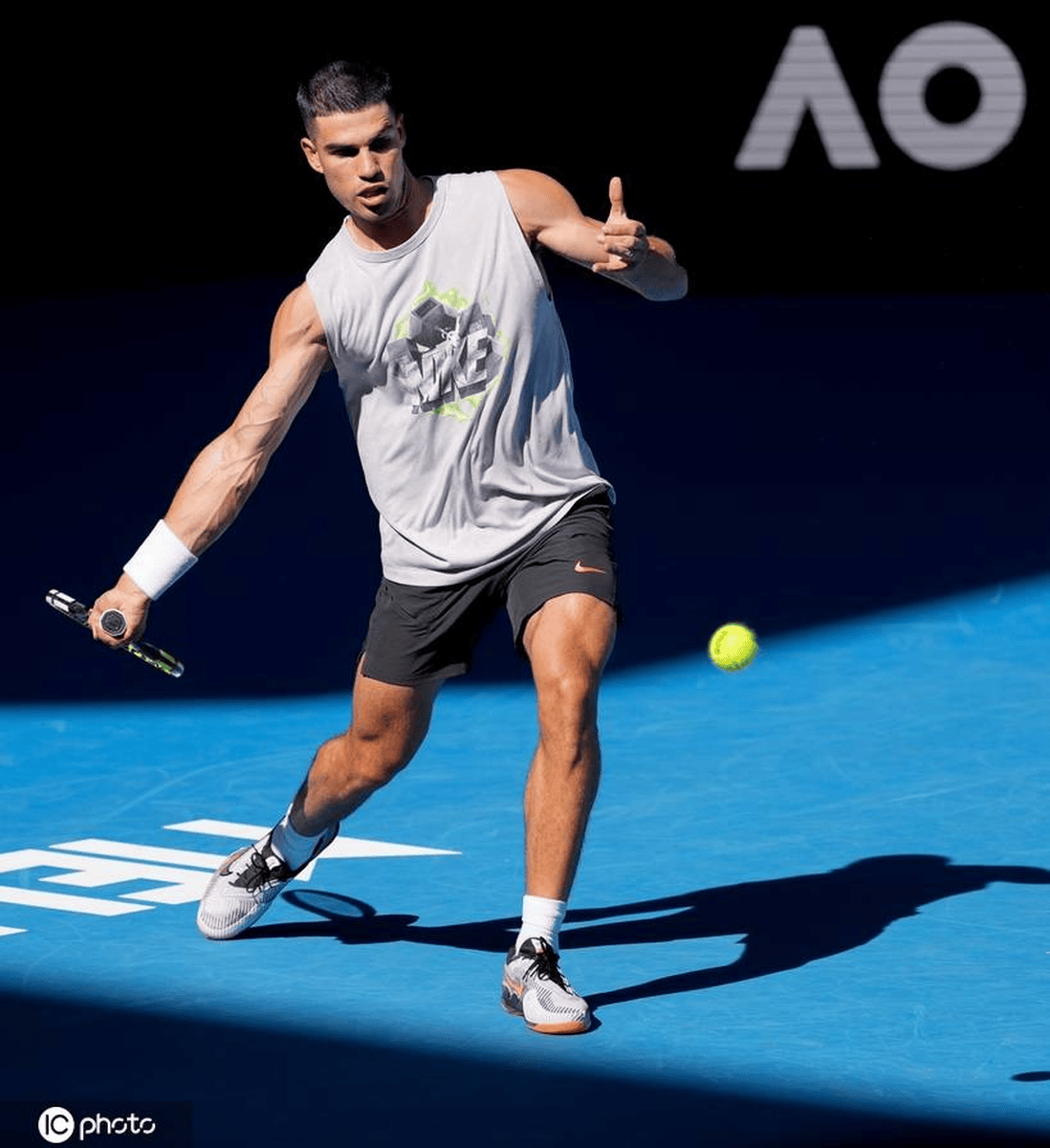 意大利网球队绝杀澳大利亚网球队，阿尔卡拉斯高光表现